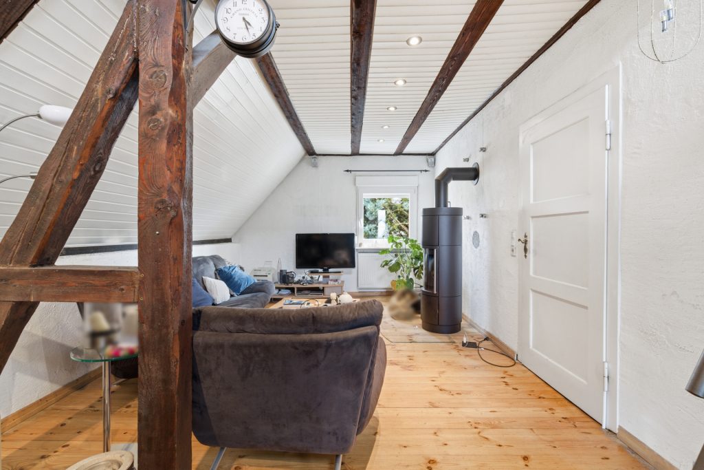 HUST Immobilien GmbH & Co. KG - Immobilienangebot - Eggenstein-Leopoldshafen / Eggenstein - Alle - Einfamilienhaus für Individualisten - mit Anbau, großer Dachterrasse, Garage & Carport in Eggenstein