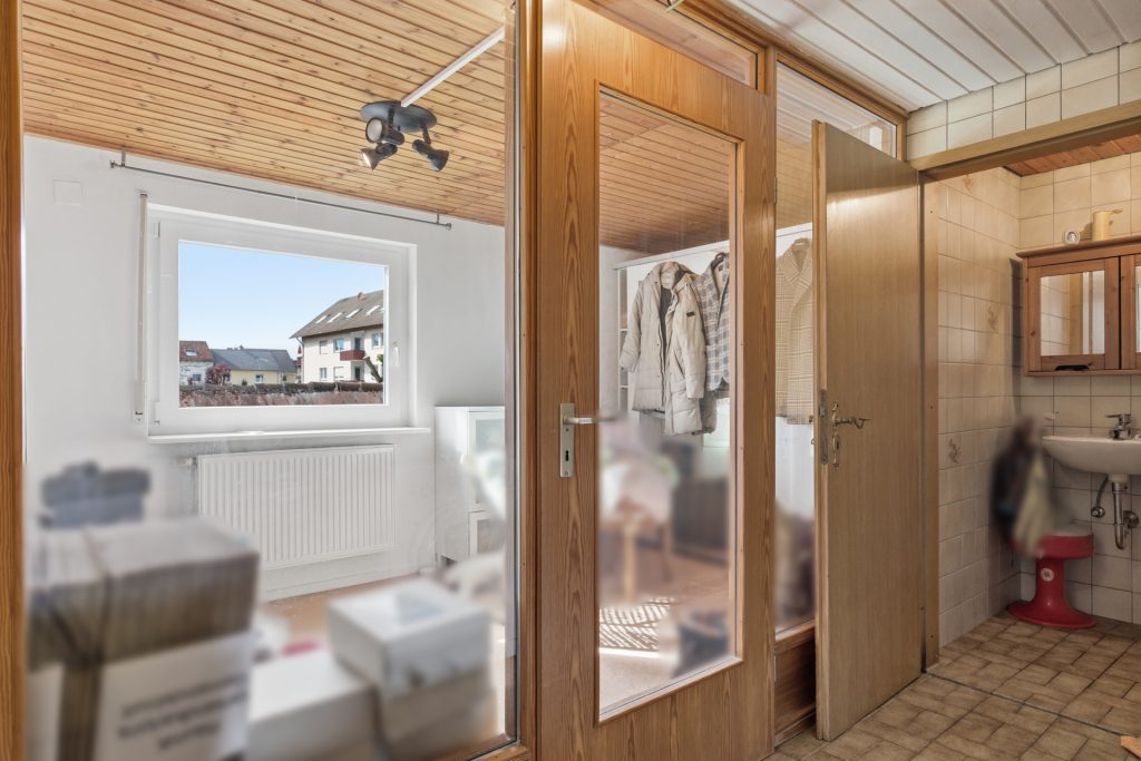 HUST Immobilien GmbH & Co. KG - Immobilienangebot - Eggenstein-Leopoldshafen / Eggenstein - Alle - Einfamilienhaus für Individualisten - mit Anbau, großer Dachterrasse, Garage & Carport in Eggenstein