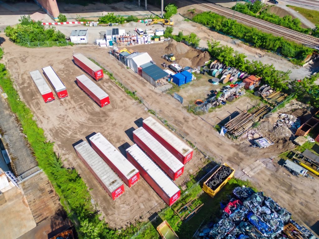 HUST Immobilien GmbH & Co. KG - Immobilienangebot - Karlsruhe - Grundstücke - Rund 2.200 m² eingezäunte Lagerfläche in Karlsruhe – ab Ende September frei!