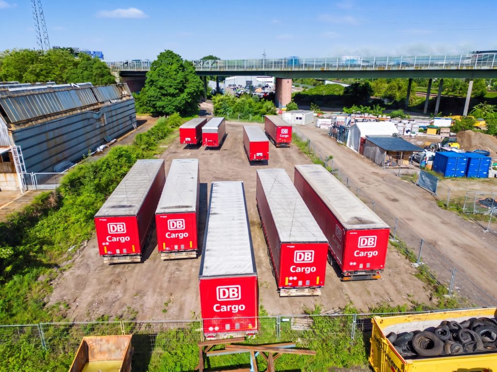 HUST Immobilien GmbH & Co. KG - Immobilienangebot - Karlsruhe - Grundstücke - Rund 2.200 m² eingezäunte Lagerfläche in Karlsruhe – ab Ende September frei!