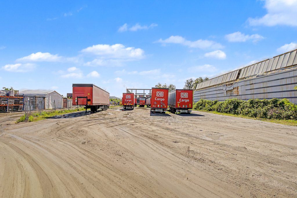 HUST Immobilien GmbH & Co. KG - Immobilienangebot - Karlsruhe - Grundstücke - Rund 2.200 m² eingezäunte Lagerfläche in Karlsruhe – ab Ende September frei!