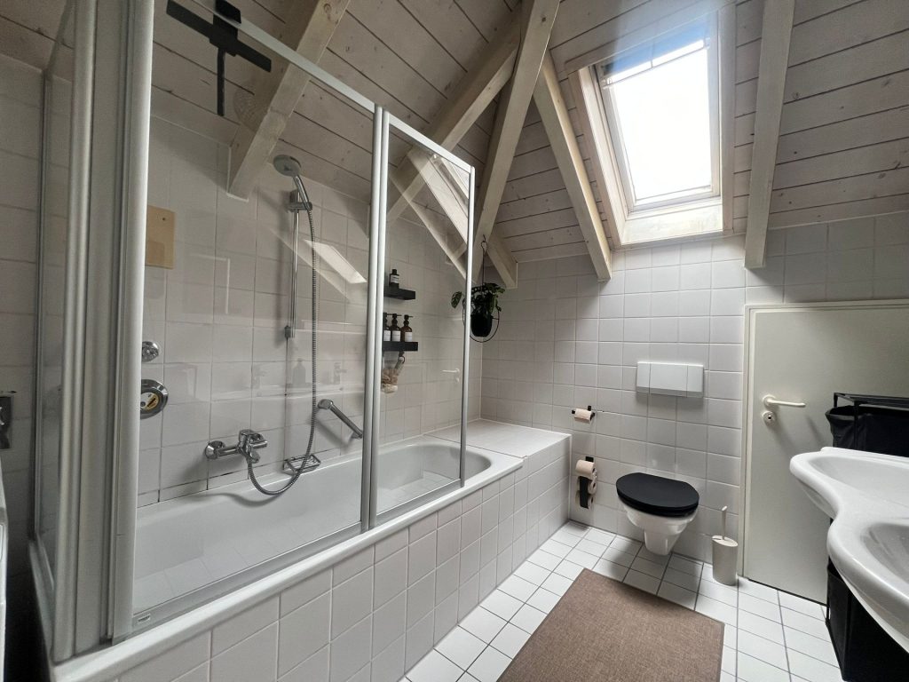 HUST Immobilien GmbH & Co. KG - Immobilienangebot - Rheinstetten - Alle - Helle 3 Zi-Dachgeschoss-Maisonette-Whg. mit Balkon, Fernsicht und Tiefgaragenstellplatz