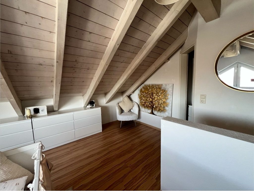 HUST Immobilien GmbH & Co. KG - Immobilienangebot - Rheinstetten - Alle - Helle 3 Zi-Dachgeschoss-Maisonette-Whg. mit Balkon, Fernsicht und Tiefgaragenstellplatz