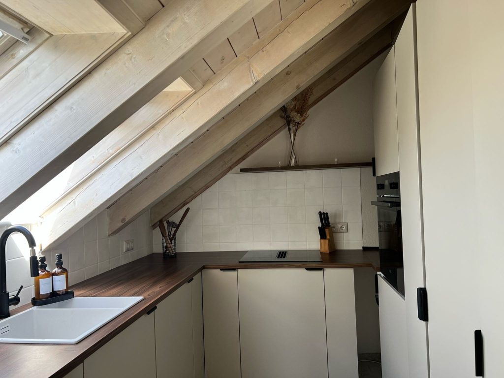 HUST Immobilien GmbH & Co. KG - Immobilienangebot - Rheinstetten - Alle - Helle 3 Zi-Dachgeschoss-Maisonette-Whg. mit Balkon, Fernsicht und Tiefgaragenstellplatz