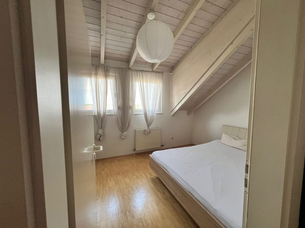 HUST Immobilien GmbH & Co. KG - Immobilienangebot - Rheinstetten - Alle - Helle 3 Zi-Dachgeschoss-Maisonette-Whg. mit Balkon, Fernsicht und Tiefgaragenstellplatz