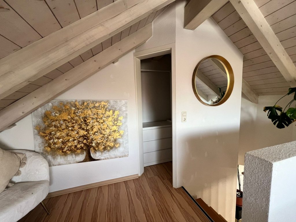 HUST Immobilien GmbH & Co. KG - Immobilienangebot - Rheinstetten - Alle - Helle 3 Zi-Dachgeschoss-Maisonette-Whg. mit Balkon, Fernsicht und Tiefgaragenstellplatz