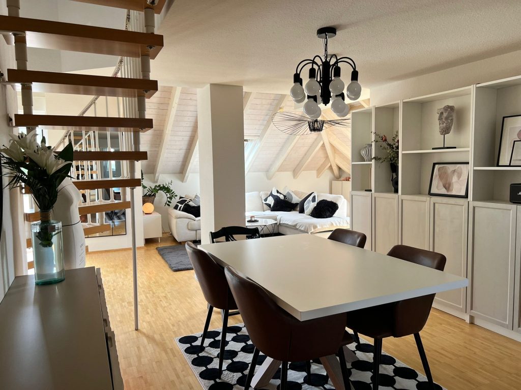 HUST Immobilien GmbH & Co. KG - Immobilienangebot - Rheinstetten - Alle - Helle 3 Zi-Dachgeschoss-Maisonette-Whg. mit Balkon, Fernsicht und Tiefgaragenstellplatz