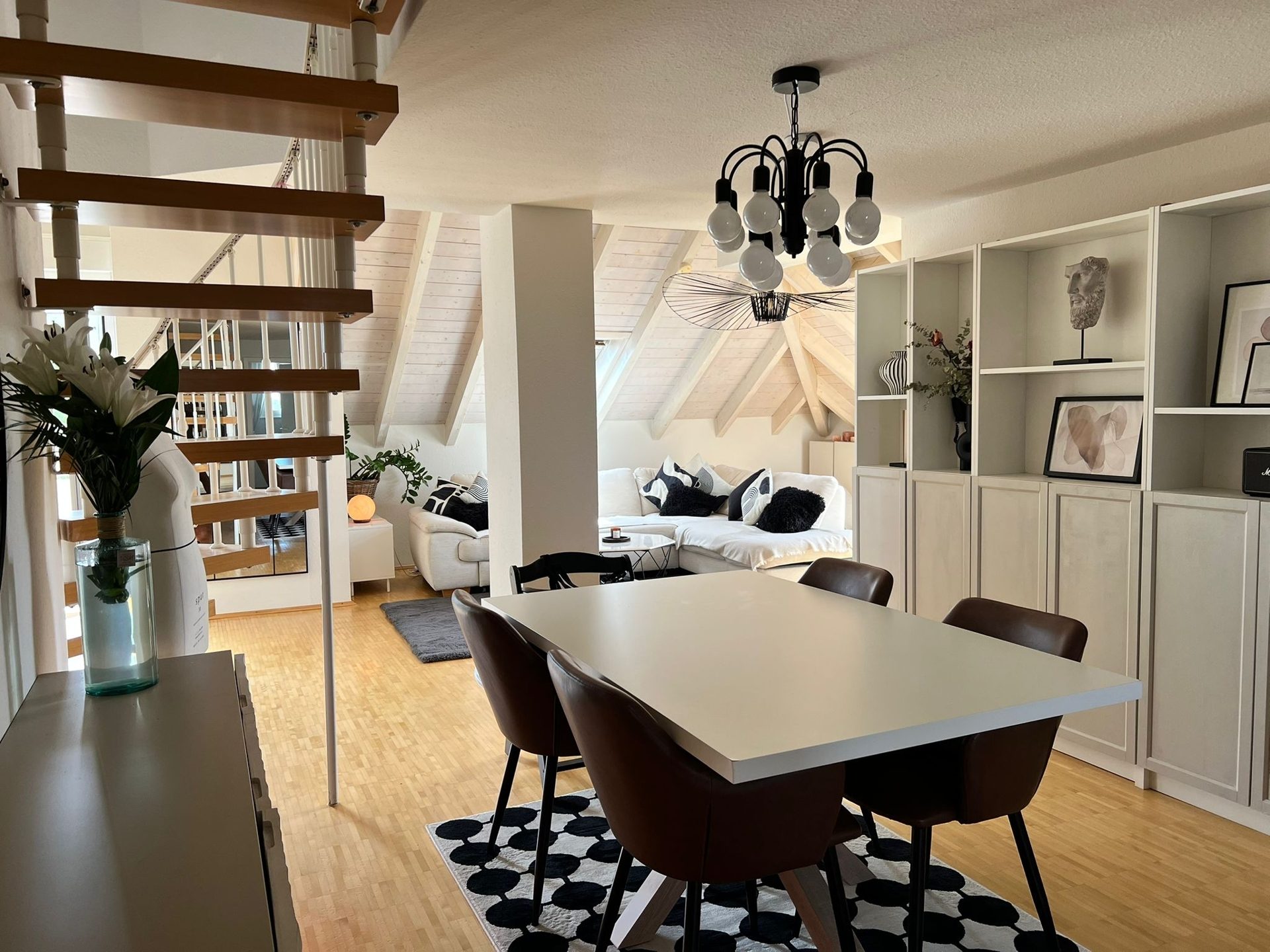 HUST Immobilien GmbH & Co. KG - Immobilienangebot - Rheinstetten - Alle - Helle 3 Zi-Dachgeschoss-Maisonette-Whg. mit Balkon, Fernsicht und Tiefgaragenstellplatz