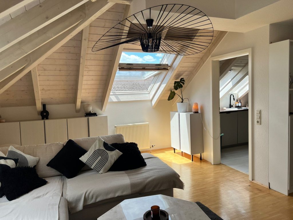 HUST Immobilien GmbH & Co. KG - Immobilienangebot - Rheinstetten - Alle - Helle 3 Zi-Dachgeschoss-Maisonette-Whg. mit Balkon, Fernsicht und Tiefgaragenstellplatz