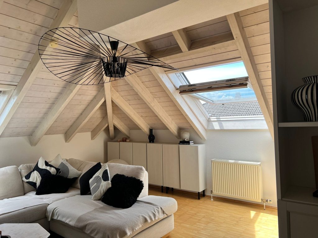 HUST Immobilien GmbH & Co. KG - Immobilienangebot - Rheinstetten - Alle - Helle 3 Zi-Dachgeschoss-Maisonette-Whg. mit Balkon, Fernsicht und Tiefgaragenstellplatz
