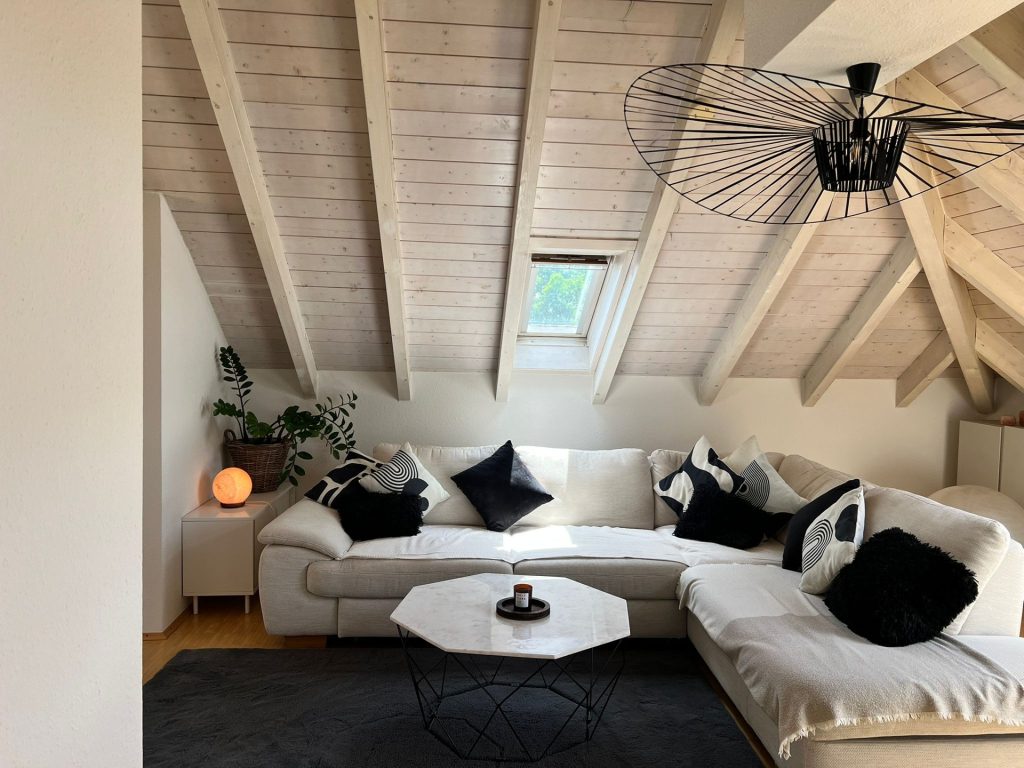 HUST Immobilien GmbH & Co. KG - Immobilienangebot - Rheinstetten - Alle - Helle 3 Zi-Dachgeschoss-Maisonette-Whg. mit Balkon, Fernsicht und Tiefgaragenstellplatz