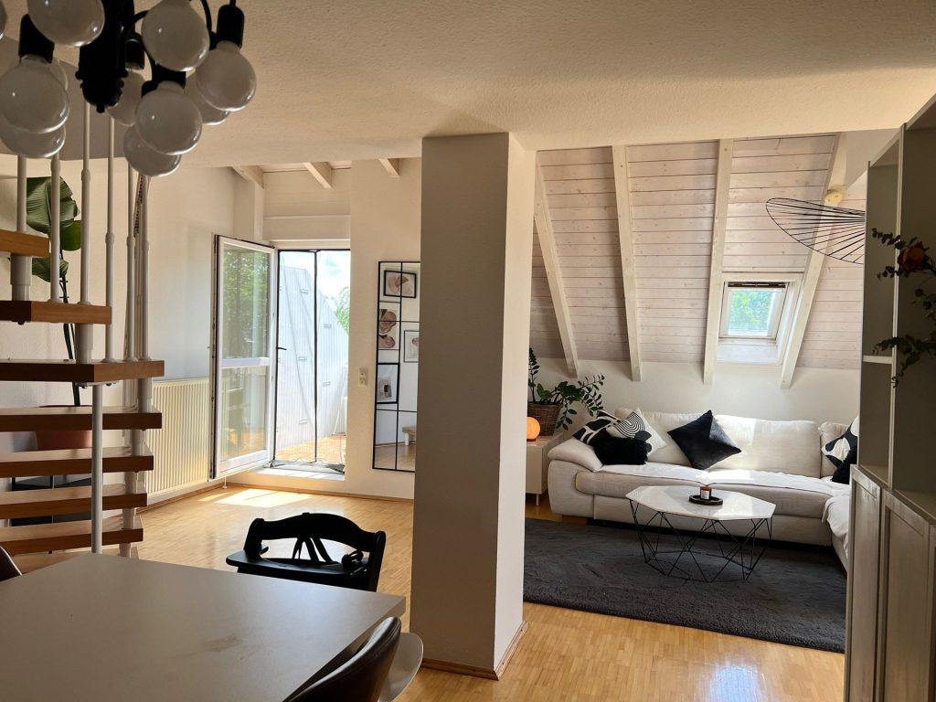 HUST Immobilien GmbH & Co. KG - Immobilienangebot - Rheinstetten - Alle - Helle 3 Zi-Dachgeschoss-Maisonette-Whg. mit Balkon, Fernsicht und Tiefgaragenstellplatz