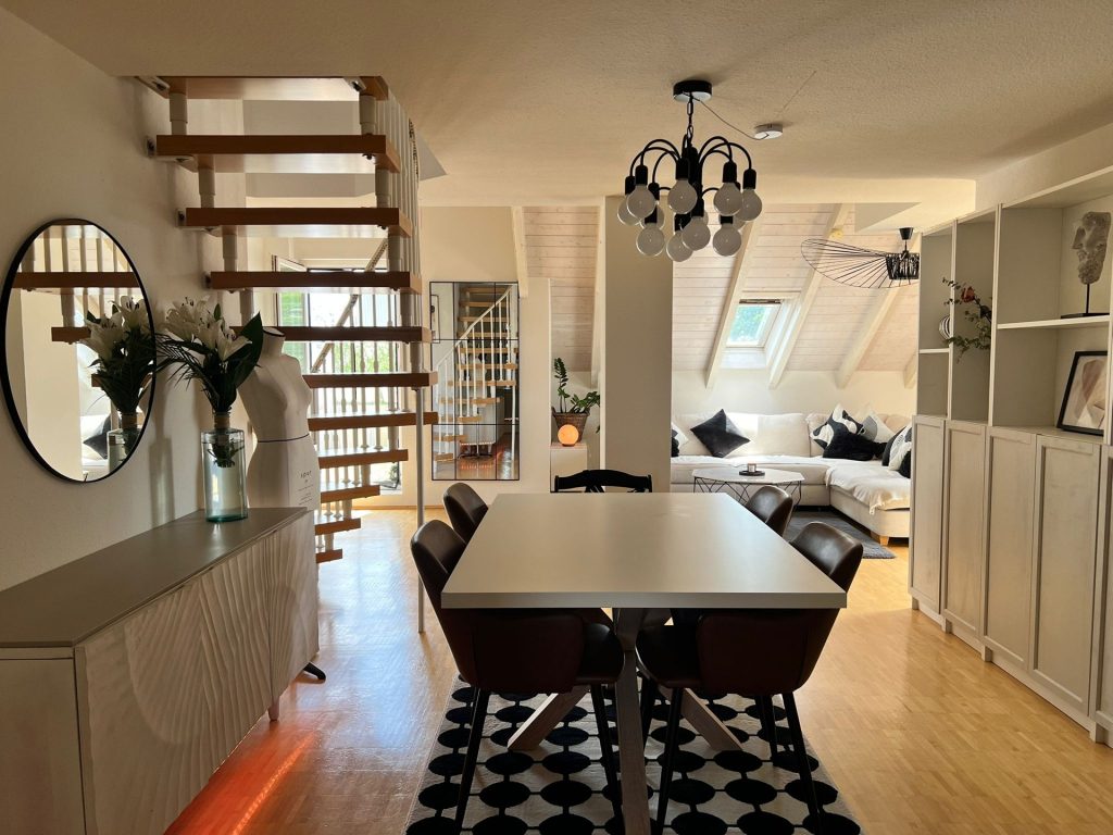 HUST Immobilien GmbH & Co. KG - Immobilienangebot - Rheinstetten - Alle - Helle 3 Zi-Dachgeschoss-Maisonette-Whg. mit Balkon, Fernsicht und Tiefgaragenstellplatz