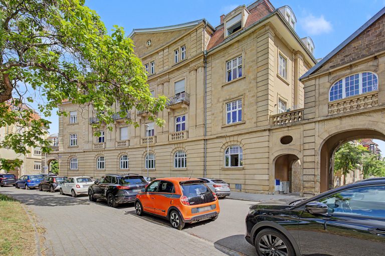 HUST Immobilien GmbH & Co. KG - Immobilienangebot - Karlsruhe / Weststadt - Alle - Repräsentative Altbau-Etage am Haydnplatz: Großzügige Fläche mit herrschaftlichem Charme