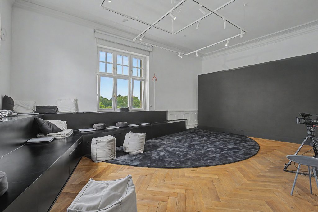 HUST Immobilien GmbH & Co. KG - Immobilienangebot - Karlsruhe / Weststadt - Alle - Repräsentative Altbau-Etage am Haydnplatz: Großzügige Fläche mit herrschaftlichem Charme