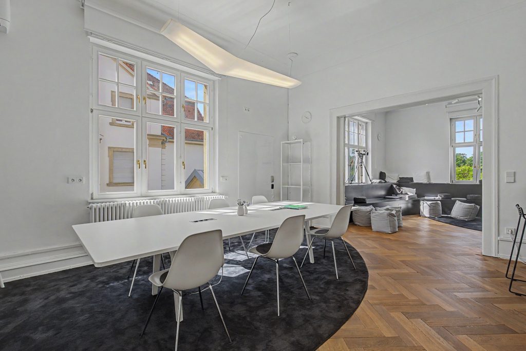 HUST Immobilien GmbH & Co. KG - Immobilienangebot - Karlsruhe / Weststadt - Alle - Repräsentative Altbau-Etage am Haydnplatz: Großzügige Fläche mit herrschaftlichem Charme
