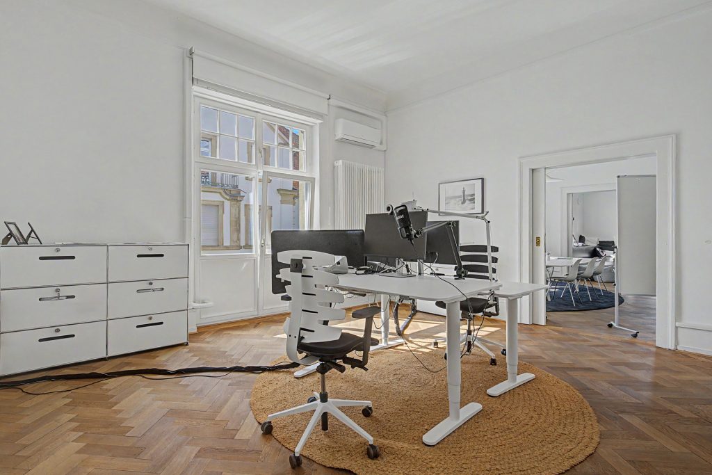 HUST Immobilien GmbH & Co. KG - Immobilienangebot - Karlsruhe / Weststadt - Alle - Repräsentative Altbau-Etage am Haydnplatz: Großzügige Fläche mit herrschaftlichem Charme