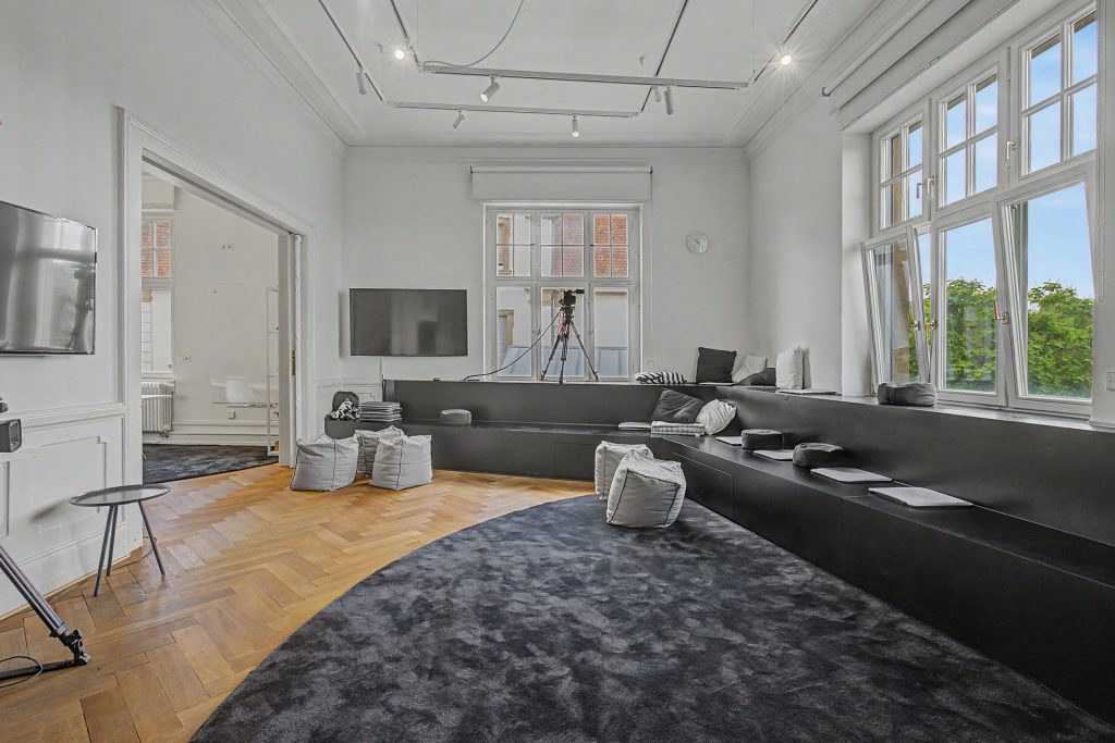 HUST Immobilien GmbH & Co. KG - Immobilienangebot - Karlsruhe / Weststadt - Alle - Repräsentative Altbau-Etage am Haydnplatz: Großzügige Fläche mit herrschaftlichem Charme