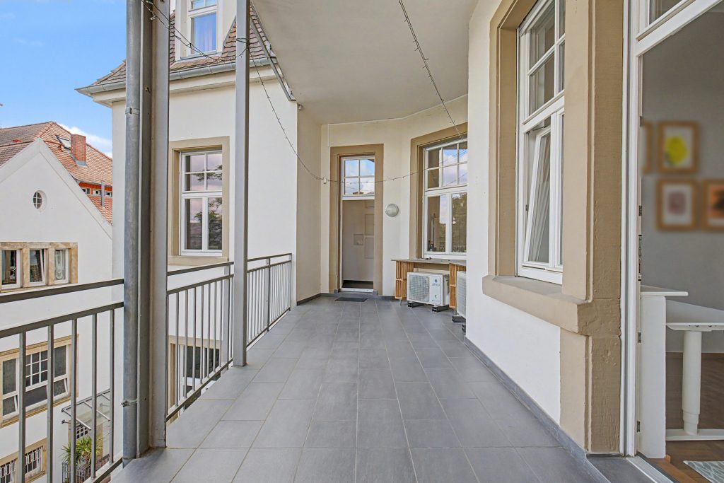 HUST Immobilien GmbH & Co. KG - Immobilienangebot - Karlsruhe / Weststadt - Alle - Repräsentative Altbau-Etage am Haydnplatz: Großzügige Fläche mit herrschaftlichem Charme