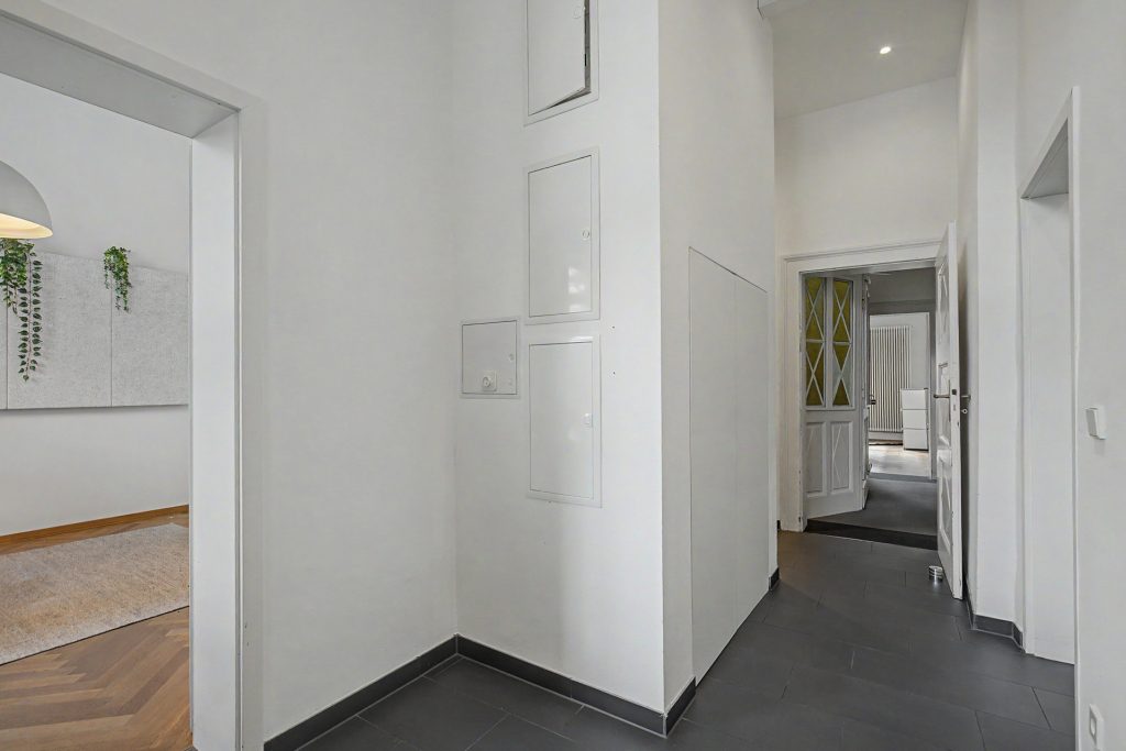 HUST Immobilien GmbH & Co. KG - Immobilienangebot - Karlsruhe / Weststadt - Alle - Repräsentative Altbau-Etage am Haydnplatz: Großzügige Fläche mit herrschaftlichem Charme