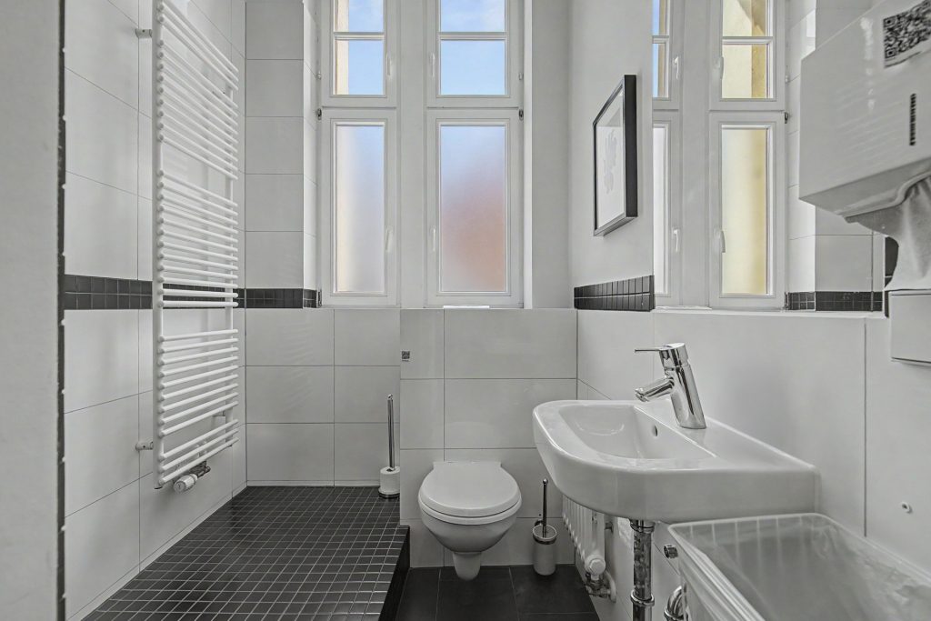 HUST Immobilien GmbH & Co. KG - Immobilienangebot - Karlsruhe / Weststadt - Alle - Repräsentative Altbau-Etage am Haydnplatz: Großzügige Fläche mit herrschaftlichem Charme