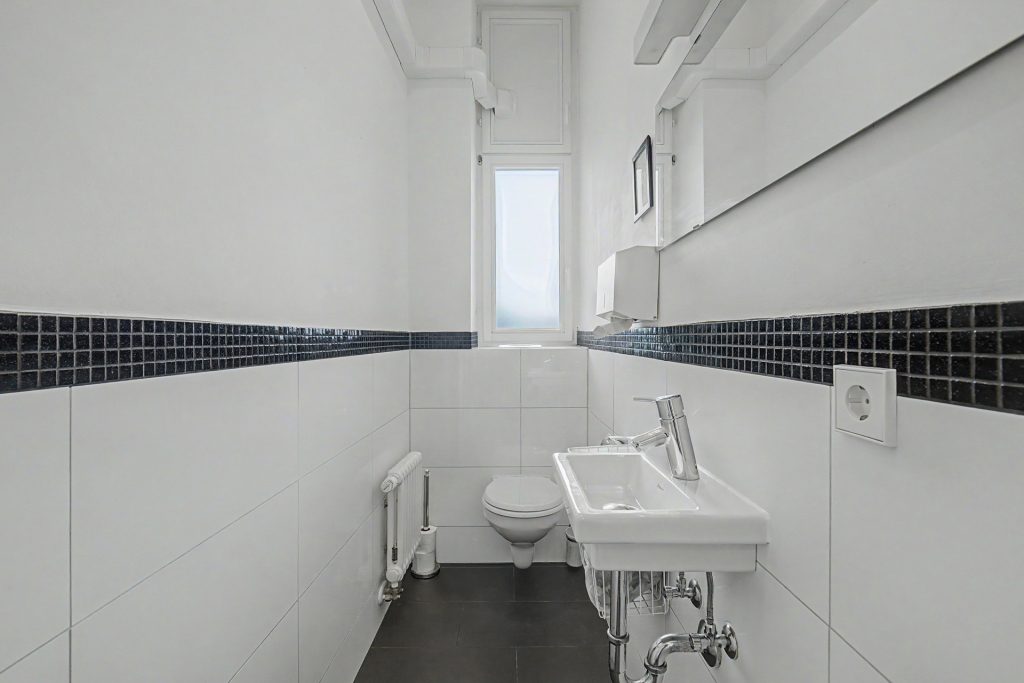 HUST Immobilien GmbH & Co. KG - Immobilienangebot - Karlsruhe / Weststadt - Alle - Repräsentative Altbau-Etage am Haydnplatz: Großzügige Fläche mit herrschaftlichem Charme
