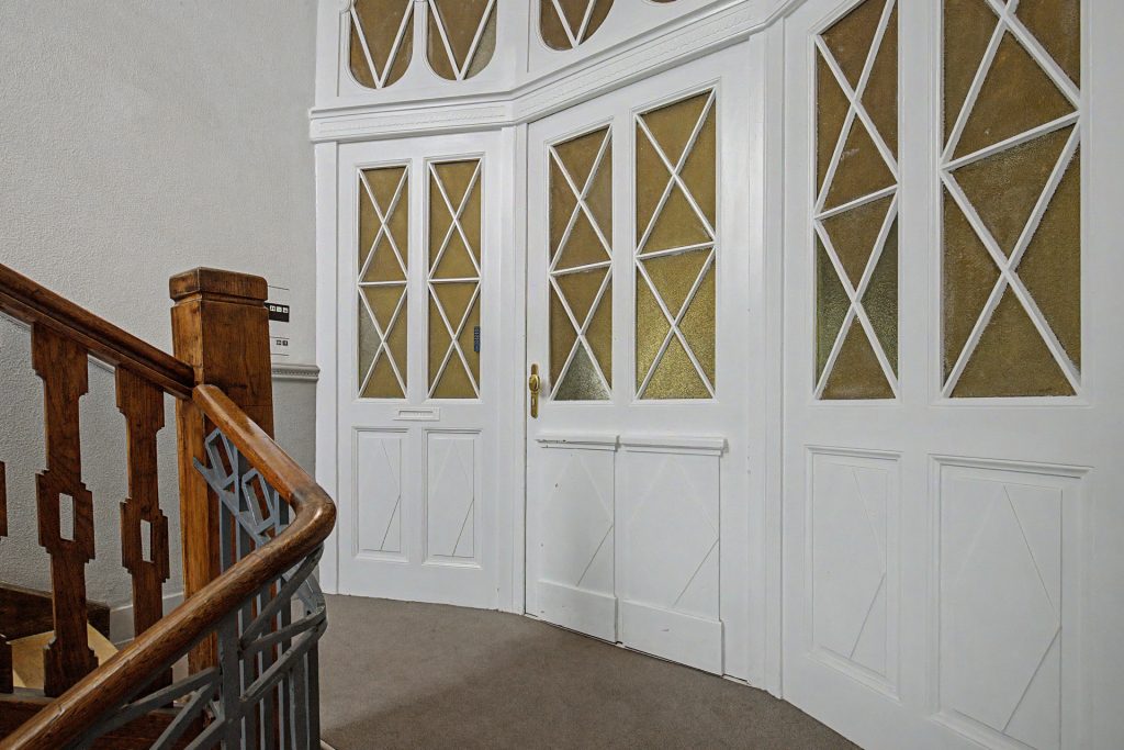 HUST Immobilien GmbH & Co. KG - Immobilienangebot - Karlsruhe / Weststadt - Alle - Repräsentative Altbau-Etage am Haydnplatz: Großzügige Fläche mit herrschaftlichem Charme
