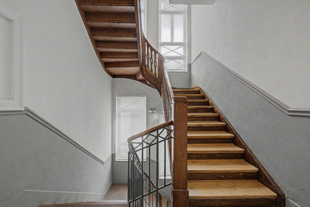 HUST Immobilien GmbH & Co. KG - Immobilienangebot - Karlsruhe / Weststadt - Alle - Repräsentative Altbau-Etage am Haydnplatz: Großzügige Fläche mit herrschaftlichem Charme
