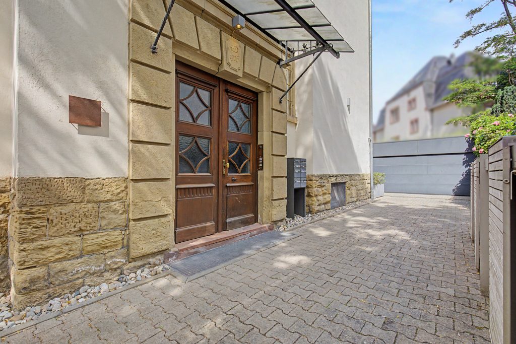 HUST Immobilien GmbH & Co. KG - Immobilienangebot - Karlsruhe / Weststadt - Alle - Repräsentative Altbau-Etage am Haydnplatz: Großzügige Fläche mit herrschaftlichem Charme
