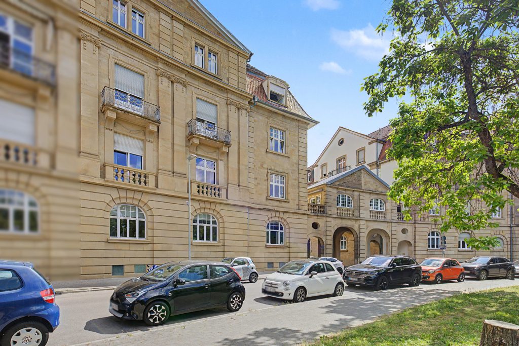 HUST Immobilien GmbH & Co. KG - Immobilienangebot - Karlsruhe / Weststadt - Alle - Repräsentative Altbau-Etage am Haydnplatz: Großzügige Fläche mit herrschaftlichem Charme