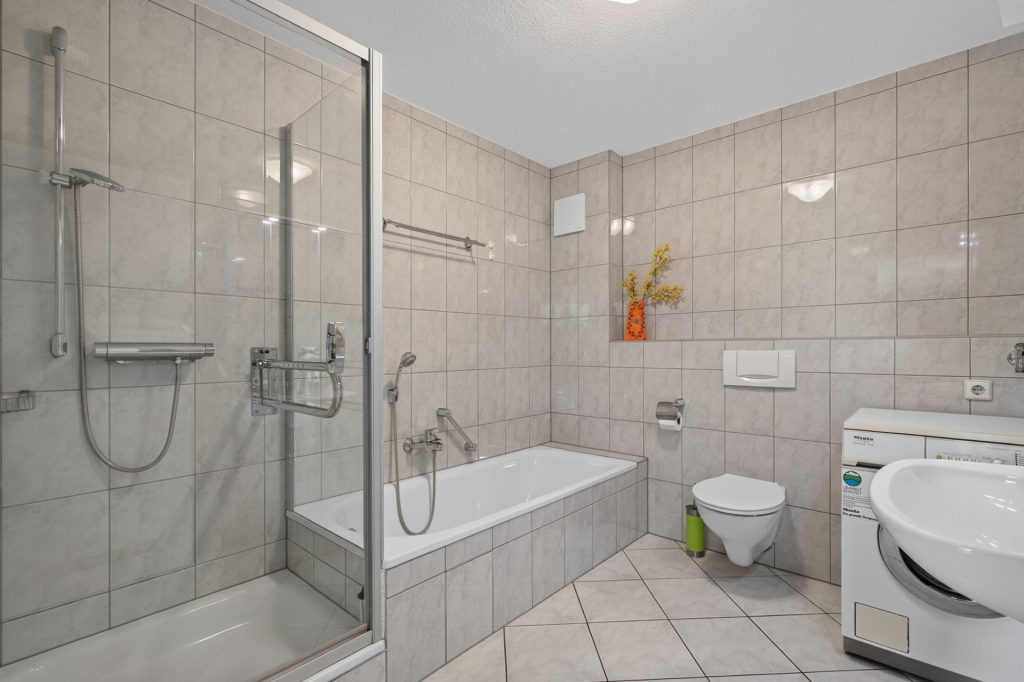 HUST Immobilien GmbH & Co. KG - Immobilienangebot - Karlsruhe / Knielingen - Wohnungen - Sofort einziehen und ankommen – gepflegte 3-Zimmer-Wohnung mit 2 Balkonen, Aufzug und Stellplatz