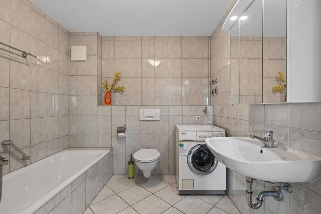 HUST Immobilien GmbH & Co. KG - Immobilienangebot - Karlsruhe / Knielingen - Wohnungen - Sofort einziehen und ankommen – gepflegte 3-Zimmer-Wohnung mit 2 Balkonen, Aufzug und Stellplatz