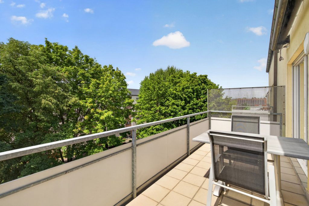HUST Immobilien GmbH & Co. KG - Immobilienangebot - Karlsruhe / Knielingen - Wohnungen - Sofort einziehen und ankommen – gepflegte 3-Zimmer-Wohnung mit 2 Balkonen, Aufzug und Stellplatz