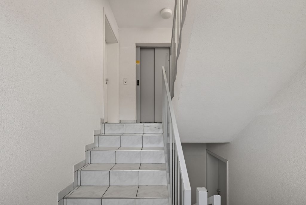 HUST Immobilien GmbH & Co. KG - Immobilienangebot - Karlsruhe / Knielingen - Wohnungen - Sofort einziehen und ankommen – gepflegte 3-Zimmer-Wohnung mit 2 Balkonen, Aufzug und Stellplatz