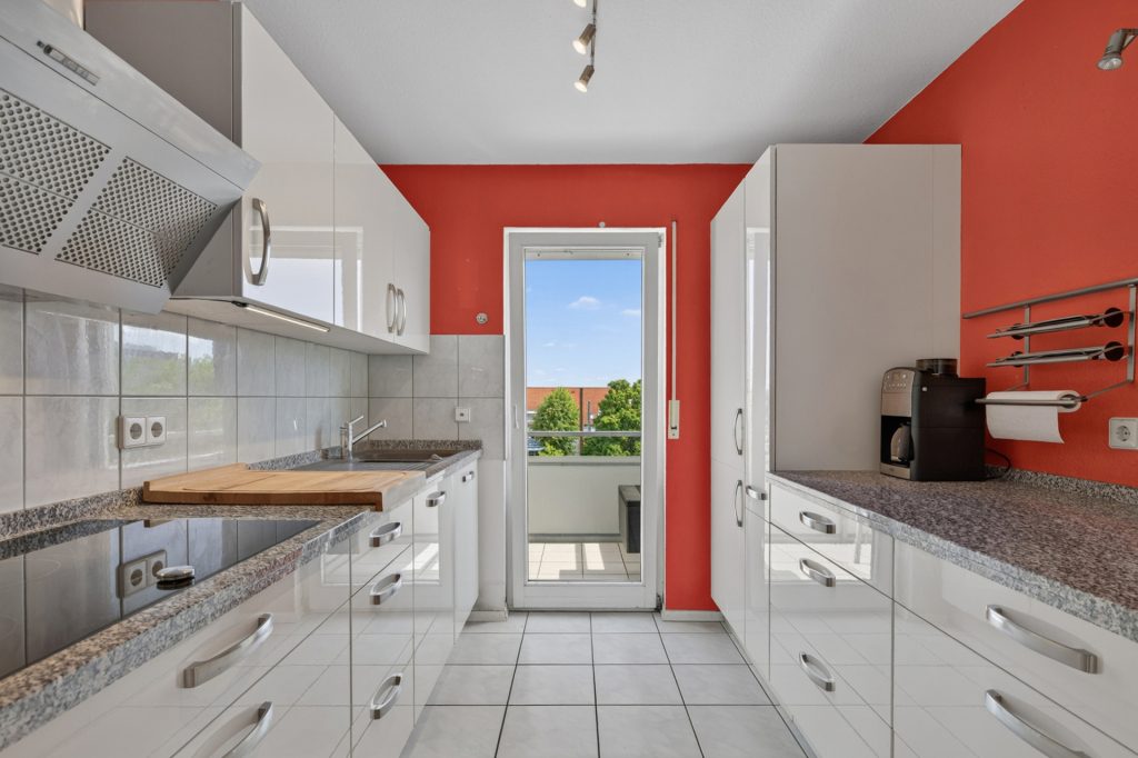 HUST Immobilien GmbH & Co. KG - Immobilienangebot - Karlsruhe / Knielingen - Wohnungen - Sofort einziehen und ankommen – gepflegte 3-Zimmer-Wohnung mit 2 Balkonen, Aufzug und Stellplatz