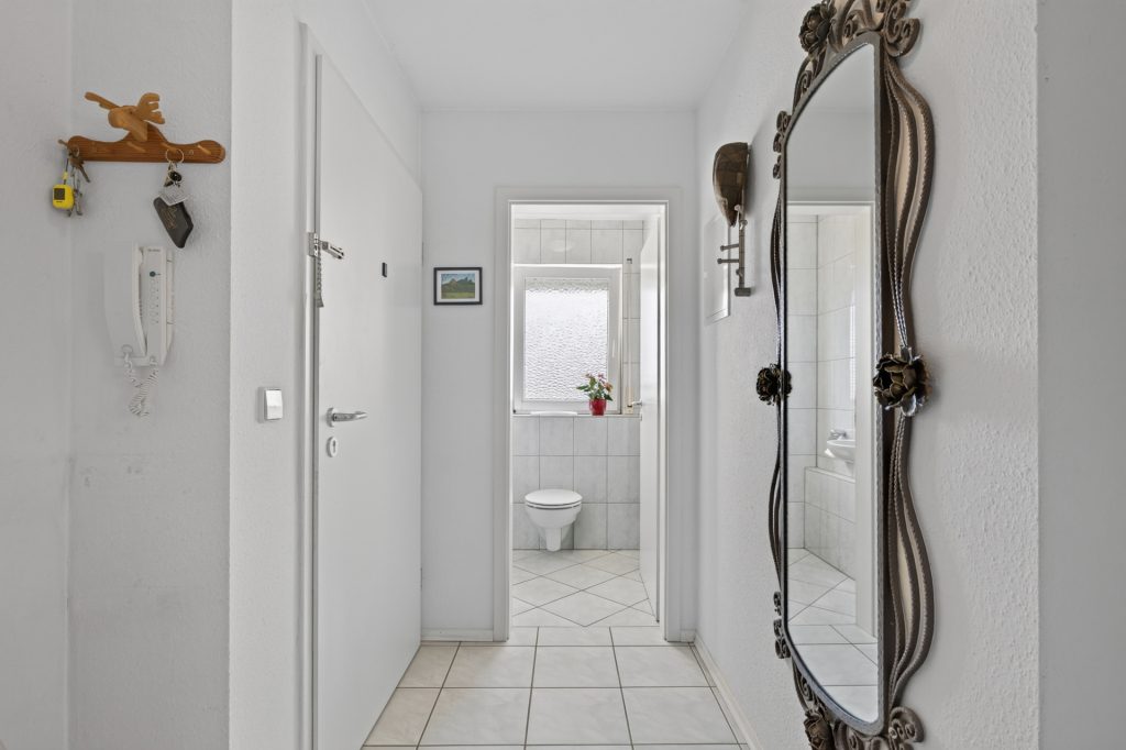 HUST Immobilien GmbH & Co. KG - Immobilienangebot - Karlsruhe / Knielingen - Wohnungen - Sofort einziehen und ankommen – gepflegte 3-Zimmer-Wohnung mit 2 Balkonen, Aufzug und Stellplatz