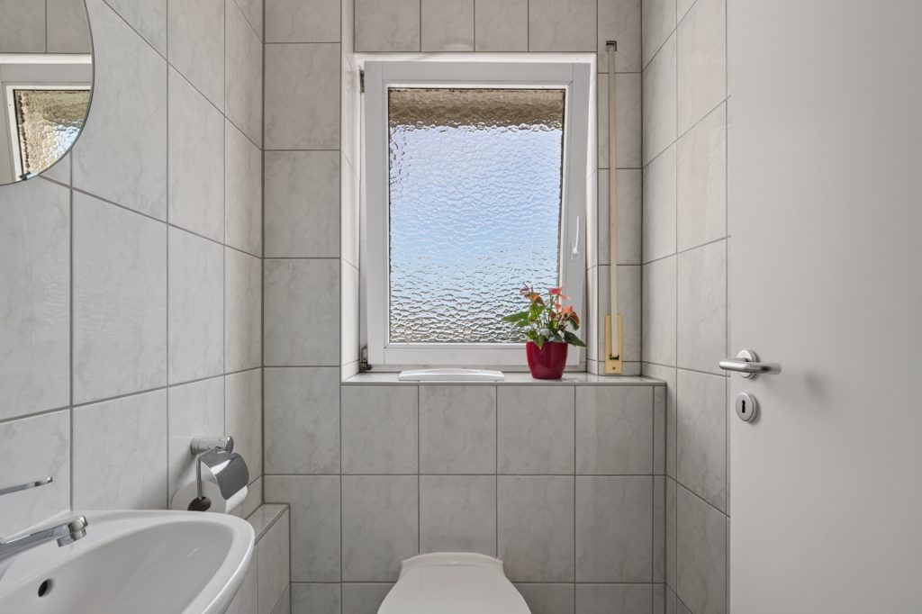 HUST Immobilien GmbH & Co. KG - Immobilienangebot - Karlsruhe / Knielingen - Wohnungen - Sofort einziehen und ankommen – gepflegte 3-Zimmer-Wohnung mit 2 Balkonen, Aufzug und Stellplatz