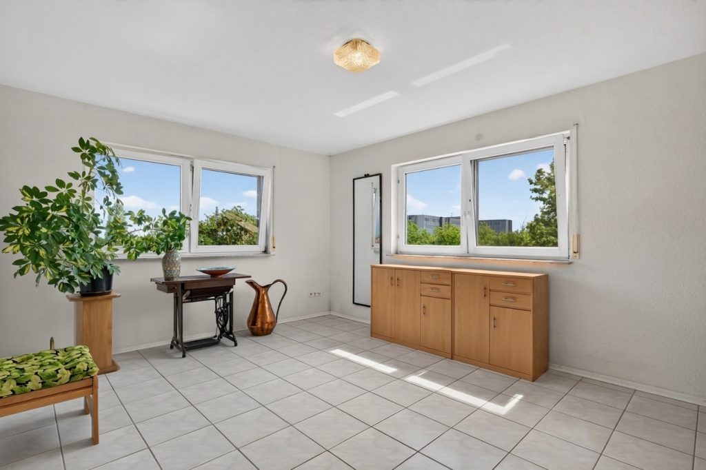 HUST Immobilien GmbH & Co. KG - Immobilienangebot - Karlsruhe / Knielingen - Wohnungen - Sofort einziehen und ankommen – gepflegte 3-Zimmer-Wohnung mit 2 Balkonen, Aufzug und Stellplatz
