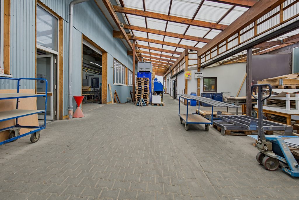 HUST Immobilien GmbH & Co. KG - Immobilienangebot - Karlsbad / Ittersbach - Alle - Zukunftssicheres Gewerbe-Investment: Hallenkomplex mit flexiblen Nutzungsperspektiven