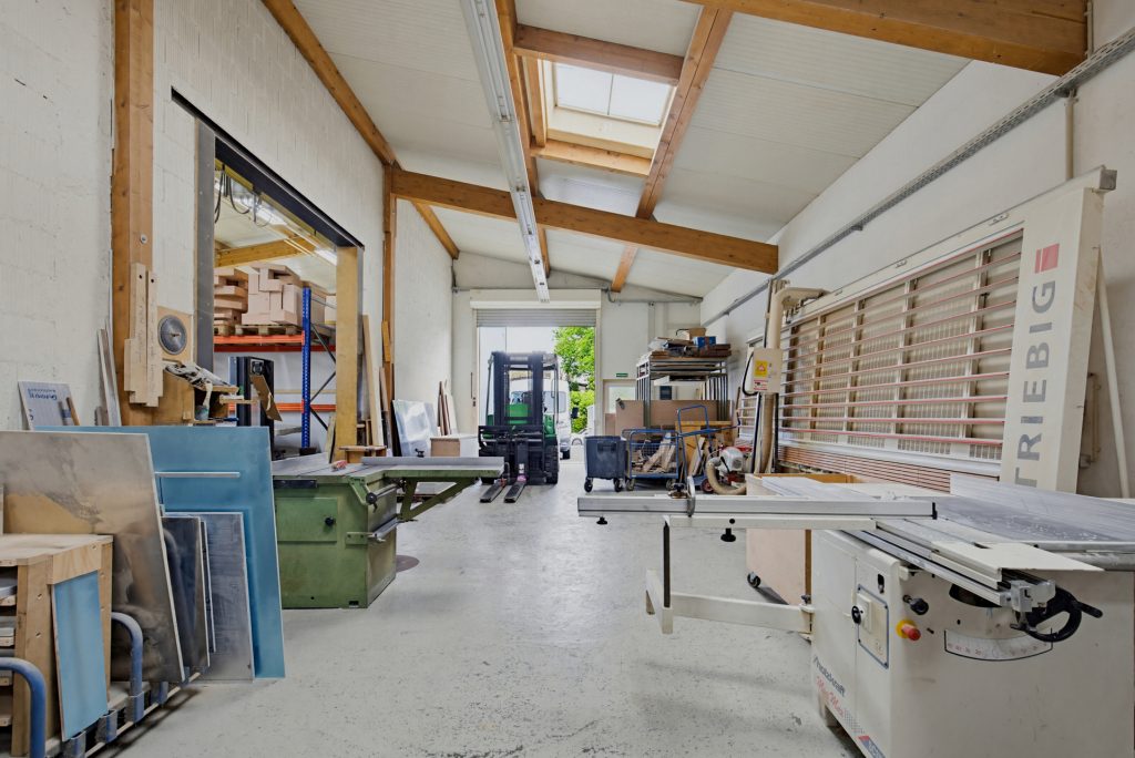 HUST Immobilien GmbH & Co. KG - Immobilienangebot - Karlsbad / Ittersbach - Alle - Zukunftssicheres Gewerbe-Investment: Hallenkomplex mit flexiblen Nutzungsperspektiven
