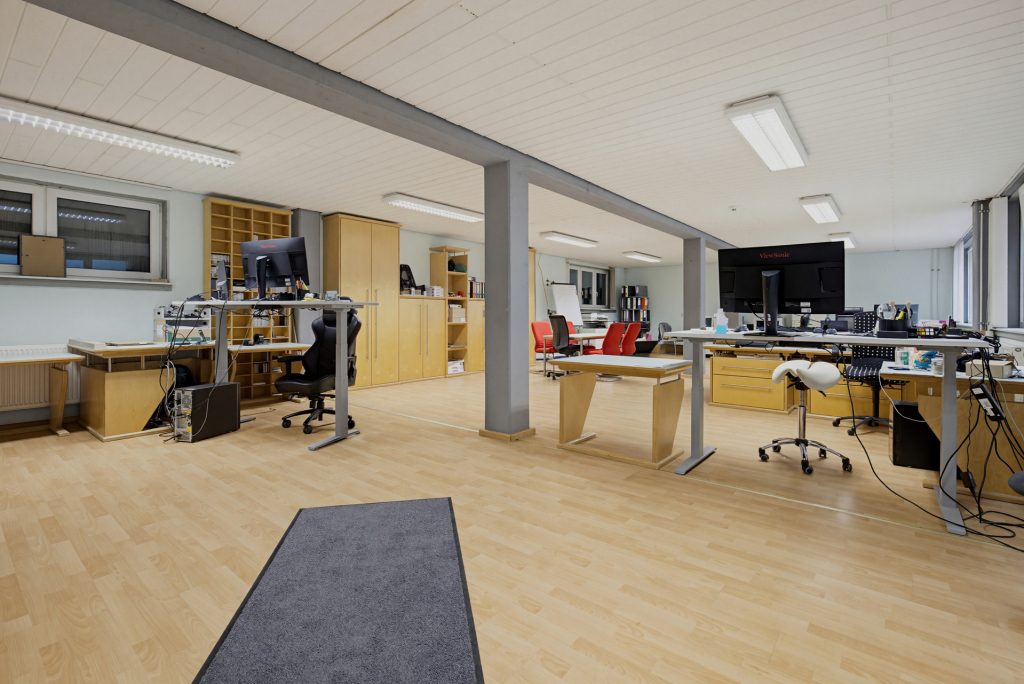 HUST Immobilien GmbH & Co. KG - Immobilienangebot - Karlsbad / Ittersbach - Alle - Zukunftssicheres Gewerbe-Investment: Hallenkomplex mit flexiblen Nutzungsperspektiven