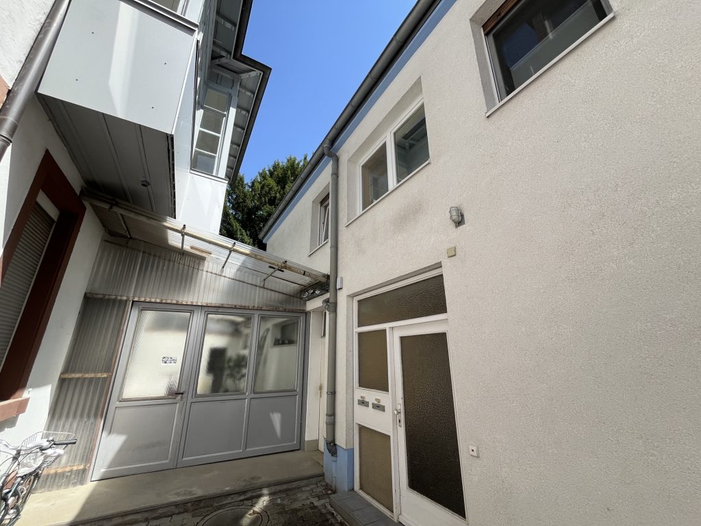 HUST Immobilien GmbH & Co. KG - Immobilienangebot - Karlsruhe - Alle - Frisch saniertes 1-Zimmer-Apartment mit großer Terrasse – Ruhige Oase in Innenstadtlage