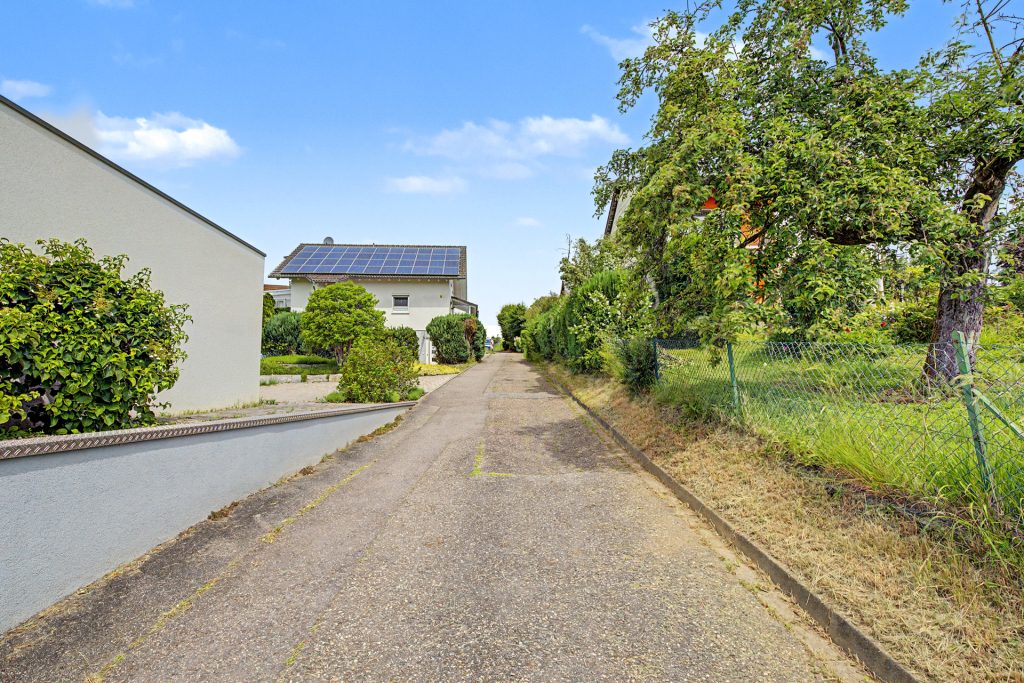 HUST Immobilien GmbH & Co. KG - Immobilienangebot - Karlsruhe - Alle - Charmante Doppelhaushälfte in Feldrandlage – Wohnen mit viel Platz und Naturanschluss im Thomashof