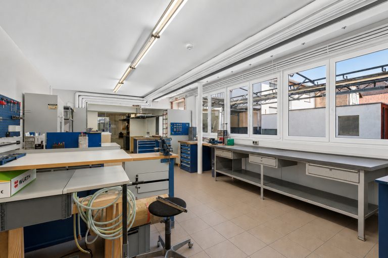 HUST Immobilien GmbH & Co. KG - Immobilienangebot - Karlsruhe / Aue - Alle - Anpacken, loslegen, ankommen: ca. 147 m² Lager & Werkstatt in Durlach-Aue