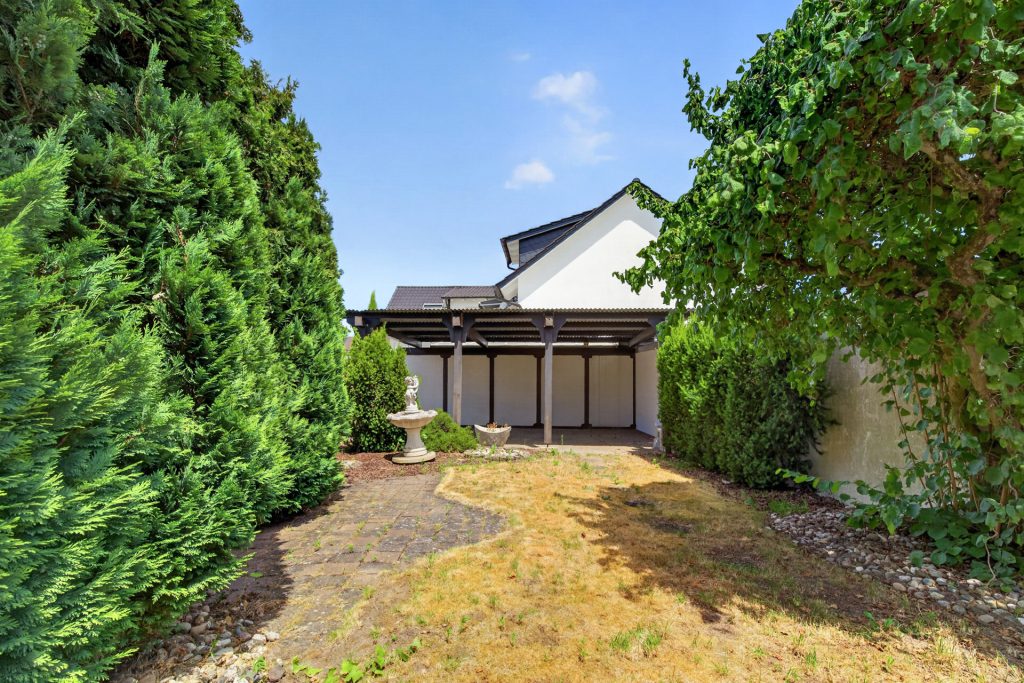 HUST Immobilien GmbH & Co. KG - Immobilienangebot - Eggenstein-Leopoldshafen - Alle - Viel Platz für die Familie: Haus mit Garten und Garage auf Eckgrundstück in Eggenstein