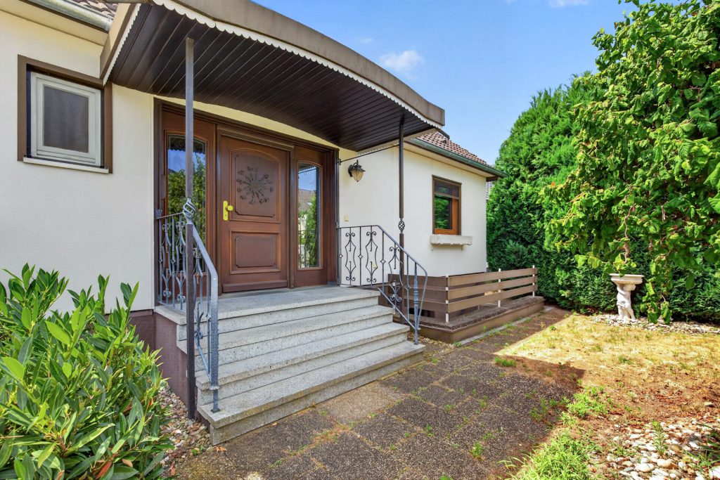 HUST Immobilien GmbH & Co. KG - Immobilienangebot - Eggenstein-Leopoldshafen - Alle - Viel Platz für die Familie: Haus mit Garten und Garage auf Eckgrundstück in Eggenstein