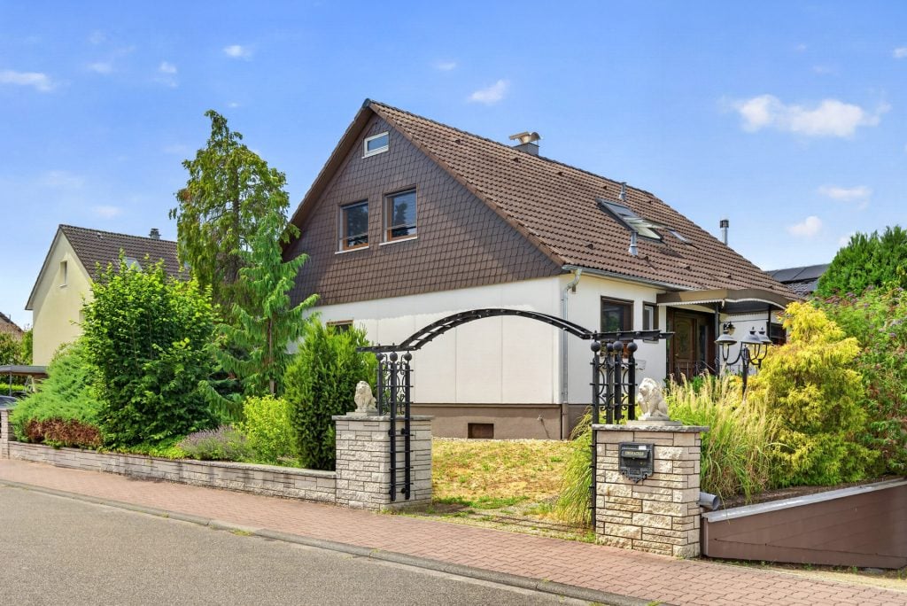 HUST Immobilien GmbH & Co. KG - Immobilienangebot - Eggenstein-Leopoldshafen - Alle - Viel Platz für die Familie: Haus mit Garten und Garage auf Eckgrundstück in Eggenstein