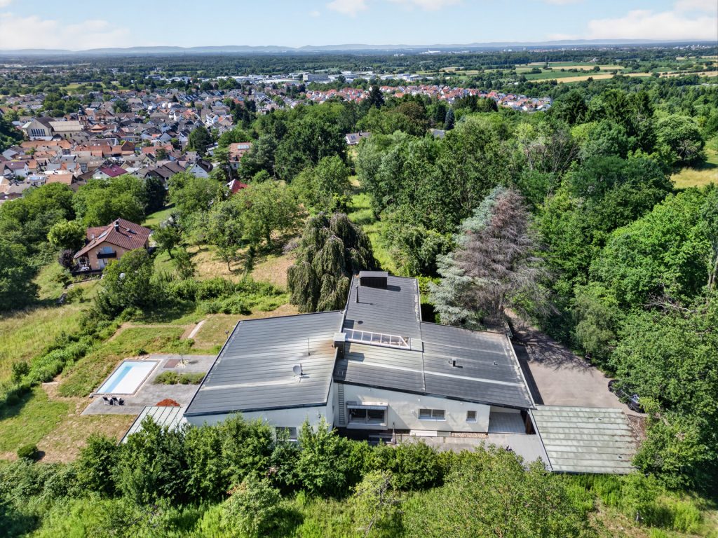 HUST Immobilien GmbH & Co. KG - Immobilienangebot - Baden-Baden - Alle - Ein Zuhause zum Durchatmen – Panoramavilla in erhöhter Waldrandlage