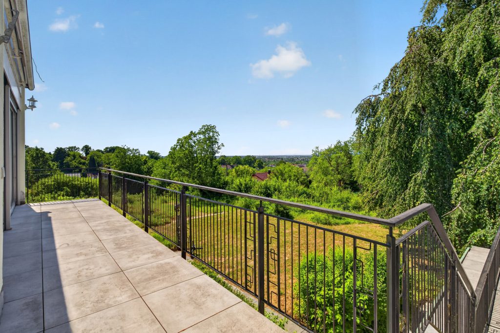 HUST Immobilien GmbH & Co. KG - Immobilienangebot - Baden-Baden - Alle - Ein Zuhause zum Durchatmen – Panoramavilla in erhöhter Waldrandlage