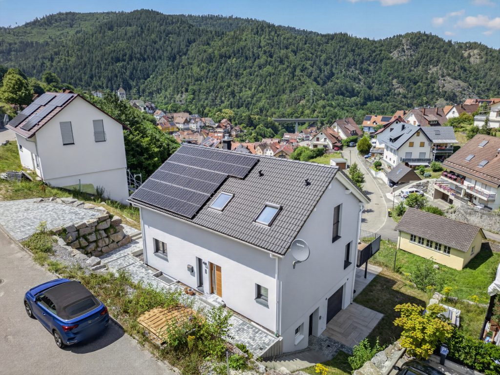 HUST Immobilien GmbH & Co. KG - Immobilienangebot - Forbach - Alle - Langenbrand: Wo Familie Zukunft hat – neuwertiges Effizienzhaus mit Einliegerwohnung im Schwarzwald